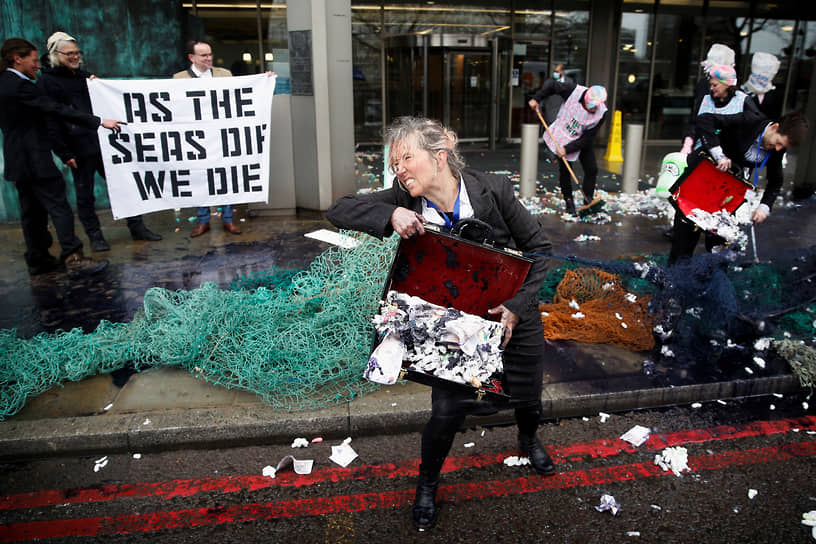 Лондон, Великобритания. Акция протеста активистов Ocean Rebellion возле нефтяного терминала Esso West London Oil Terminal 