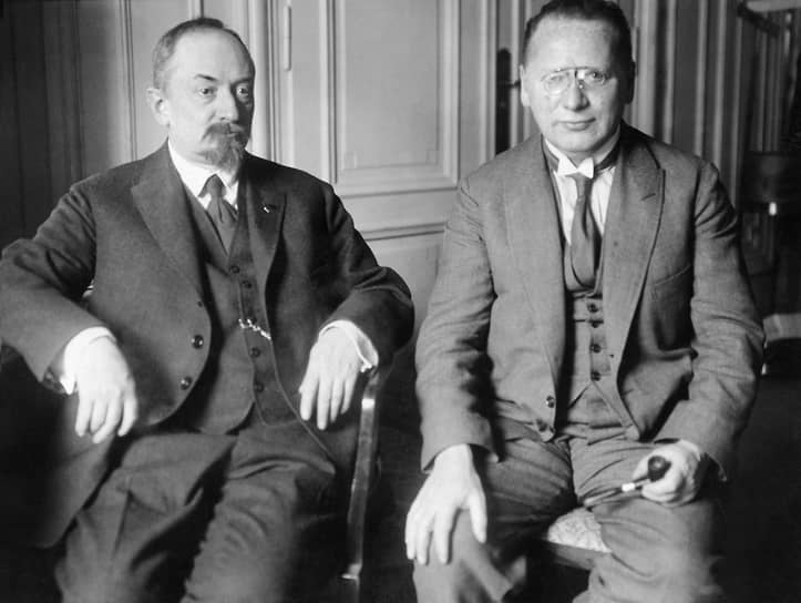 «Я думаю,— писал Чичерин (на фото — слева) Ленину,— что слух о нашем приглашении нарочно пущен, чтобы попужать Францию»