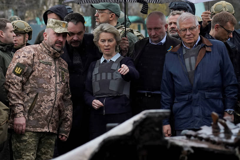 Урсула фон дер Ляйен, Жозеп Боррель и премьер Украины Денис Шмыгаль по время посещения Бучи