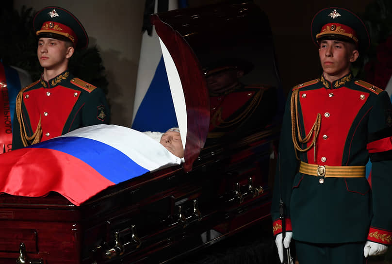 Гроб с телом Владимира Жириновского в Доме Союзов