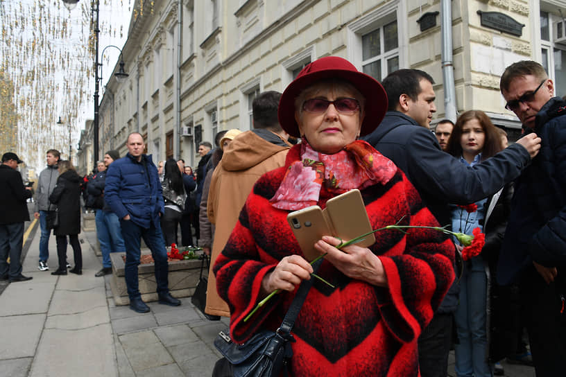 В Копьевском переулке выстроилась очередь из желающих посетить гражданскую панихиду