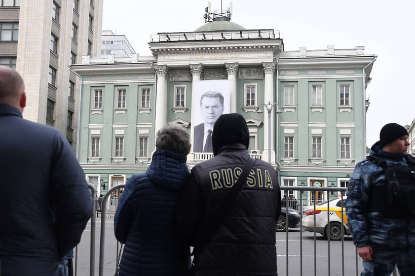 Портрет Владимира Жириновского на фасаде Дома Союзов
