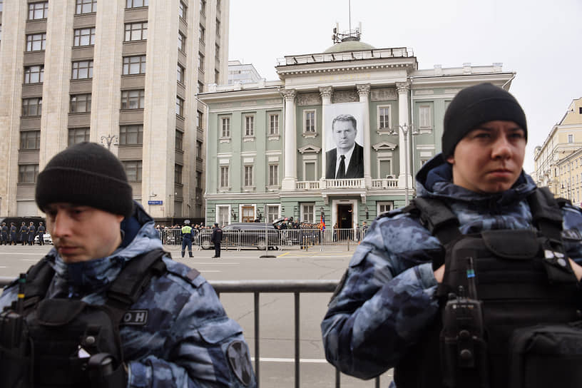 Москва. Портрет Владимира Жириновского на фасаде Дома союзов