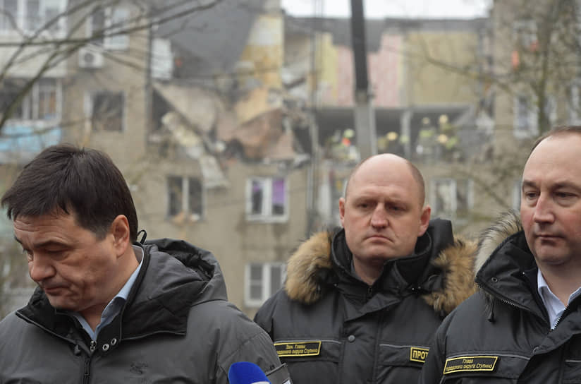 Губернатор Московской области Андрей Воробьев (слева) на месте взрыва