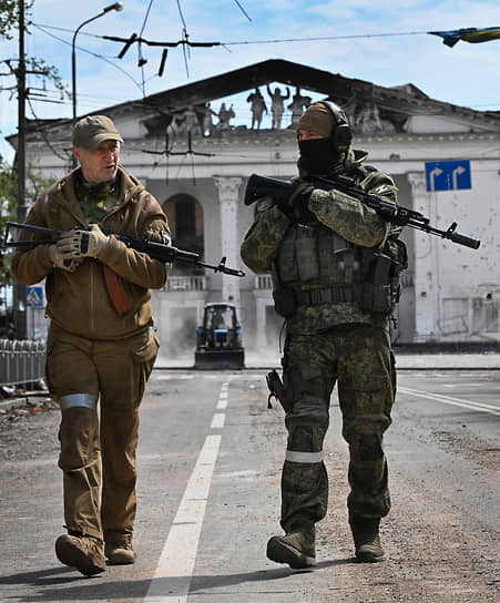 Бойцы спецназа ДНР патрулируют улицу