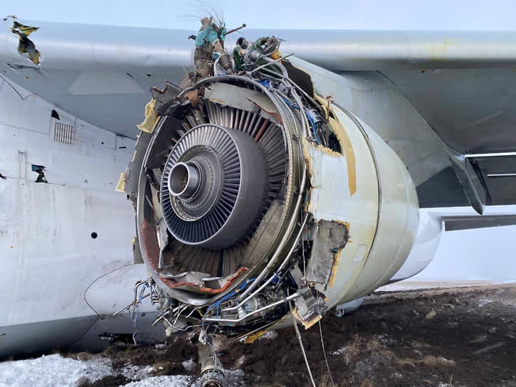 Разрушенный двигатель самолета АН-124 после экстренной посадки в Новосибирске