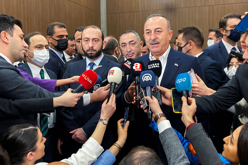 Глава МИД Армении Арарат Мирзоян Арарат Мирзоян (слева) и глава МИД Турции Мевлют Чавушоглу отвечают на вопрос журналистов после встречи в марте 2022 года