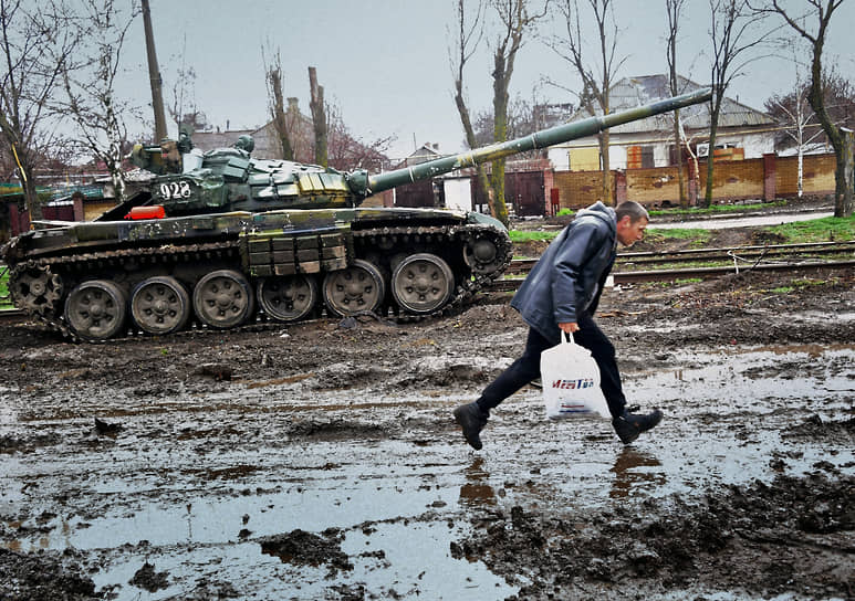 Мариуполь. Военная техника на улицах города