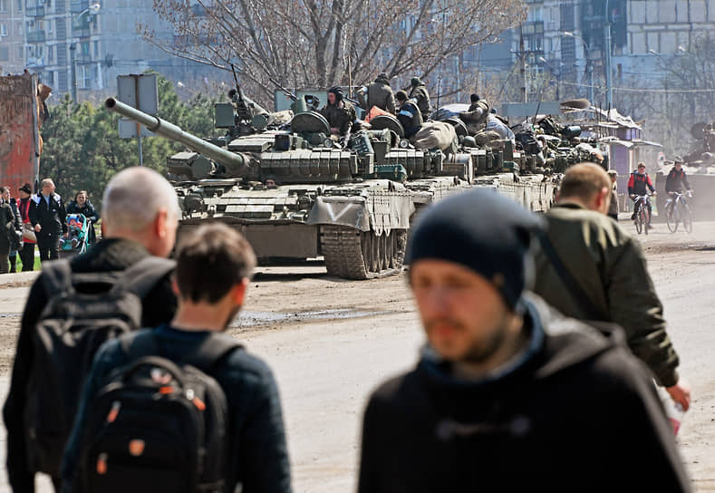 Мариуполь. Танки с военнослужащими 