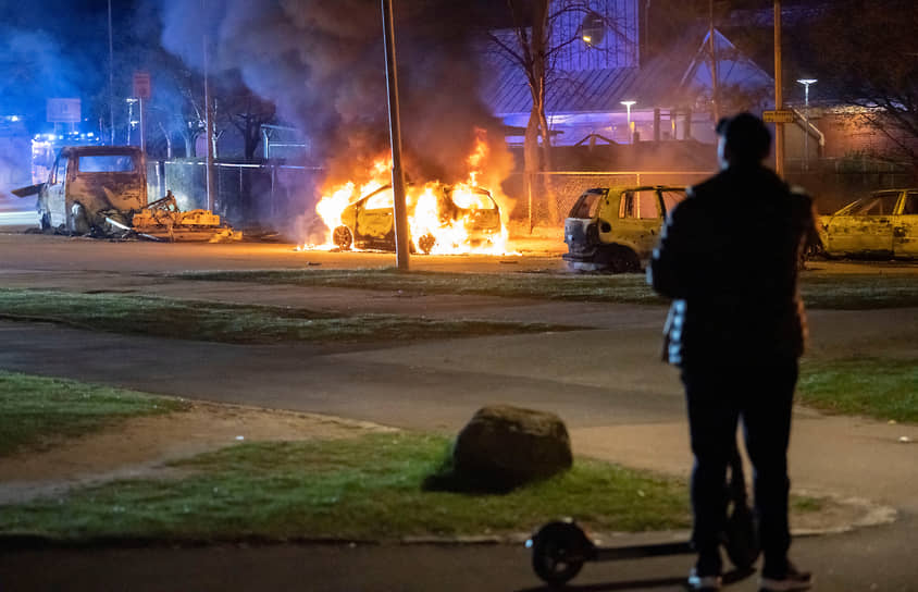 Сожженные машины в результате протестов в городе Мальмё
