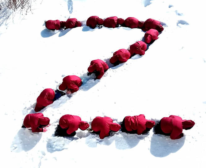 Воспитанники детского военно-патриотического движения «Юнармия» в деревне Сызганка в Пермском крае изобразили на снегу букву Z