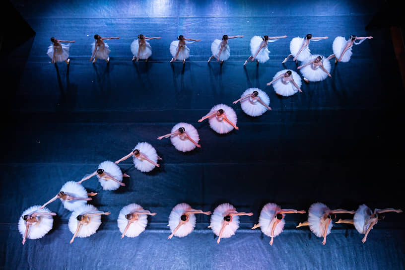 В Донецком театре оперы и балета показали постановку, в которой артисты изобразили букву Z