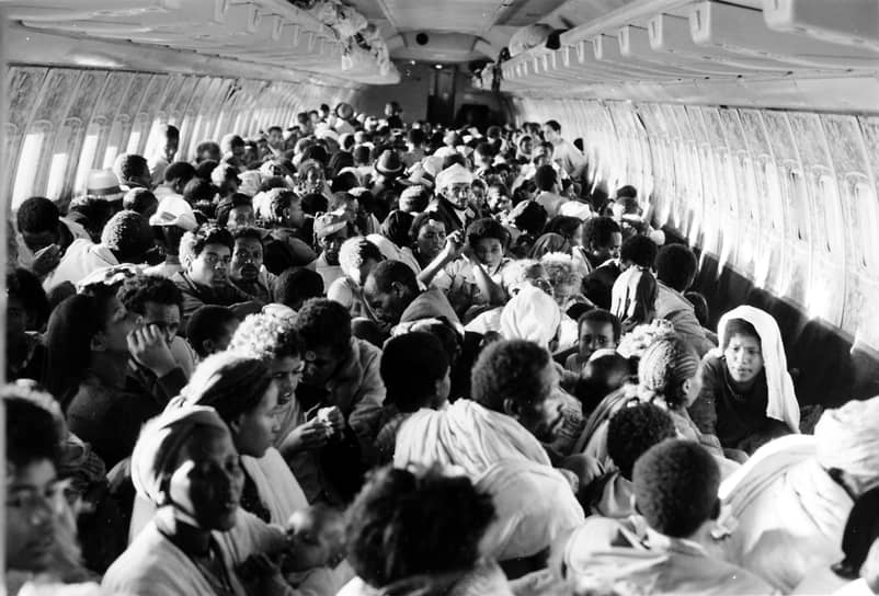 Эфиопские евреи в одном из израильских самолетов, летящих в Тель-Авив