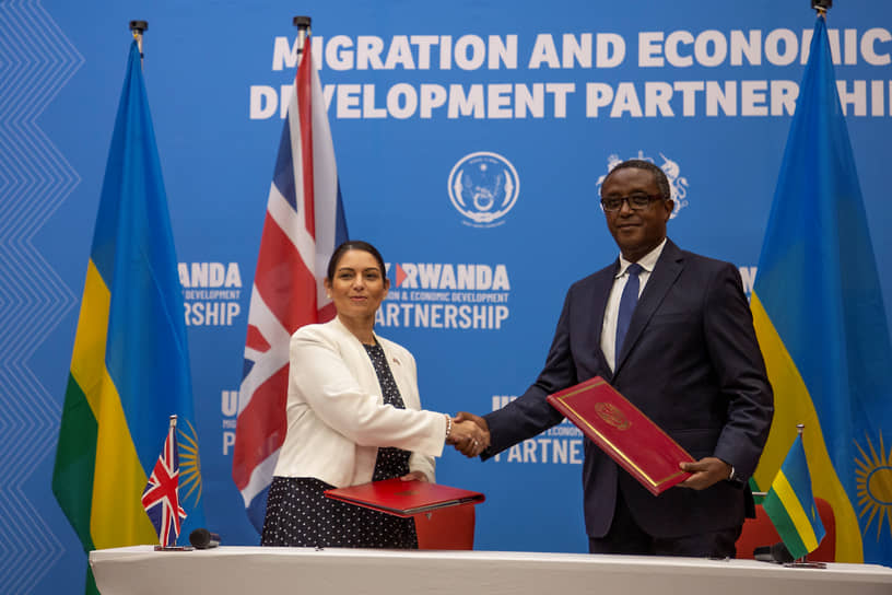 Министр внутренних дел Великобритании Прити Патель (слева) пожимает руку министру иностранных дел Руанды Винсенту Бируте 