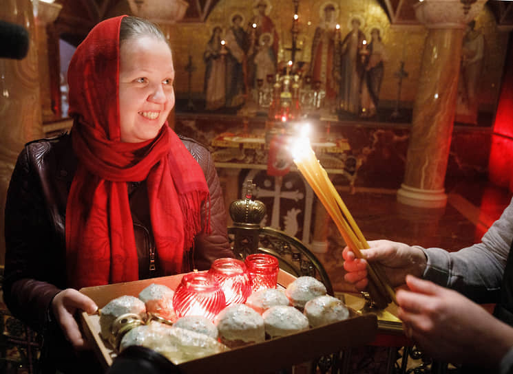 Прибытие Благодатного огня из Храма Гроба Господня в Иерусалиме в Екатеринбург