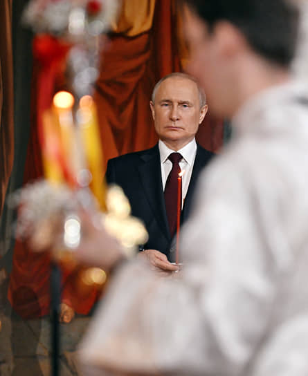 Президент России Владимир Путин во время богослужения в храме Христа Спасителя 