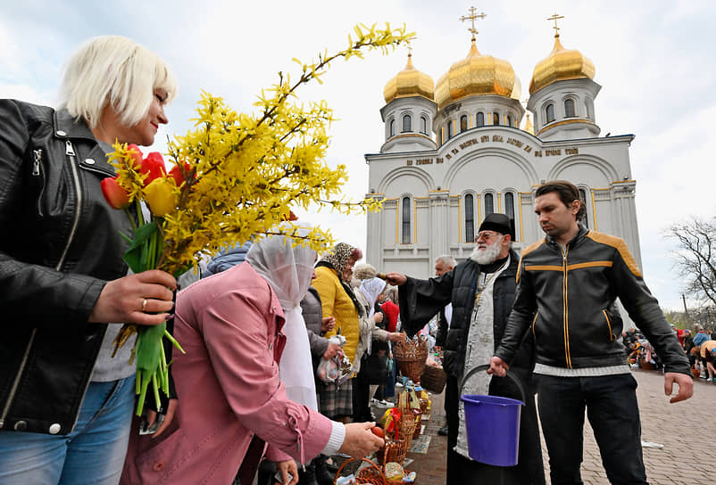 Освящение куличей и яиц в канун Пасхи в Свято-Покровском храме в Донецке