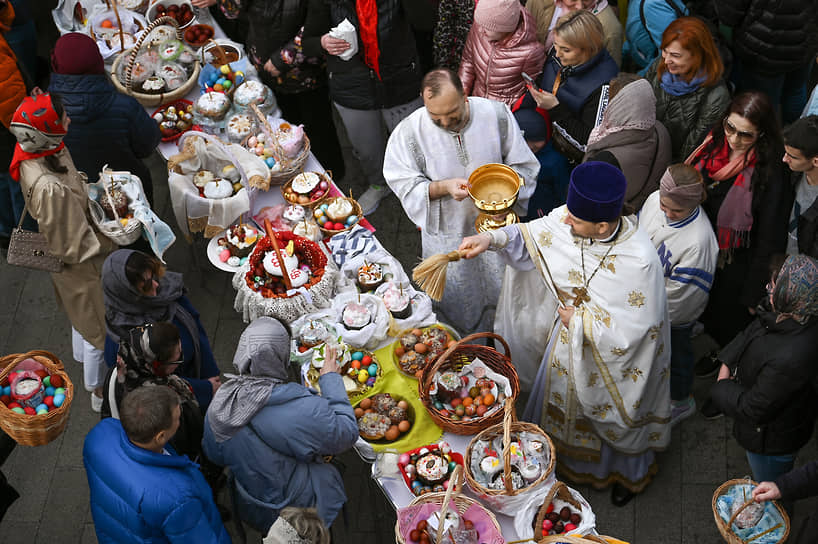 Освящение куличей и яиц в канун Пасхи в храме Святителя Николая Чудотворца в Павшинской пойме

