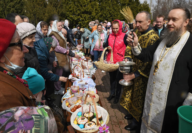 Освящение куличей и яиц в канун Пасхи в церкви Державной иконы Божией Матери в Домодедово