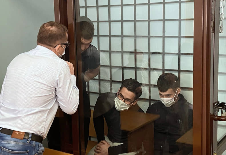 Вахитовский районный суд Казани. Слева-направо за стеклом подсудимые: Руслан Нургалиев, Никита Карабаев и Данил Елинсон