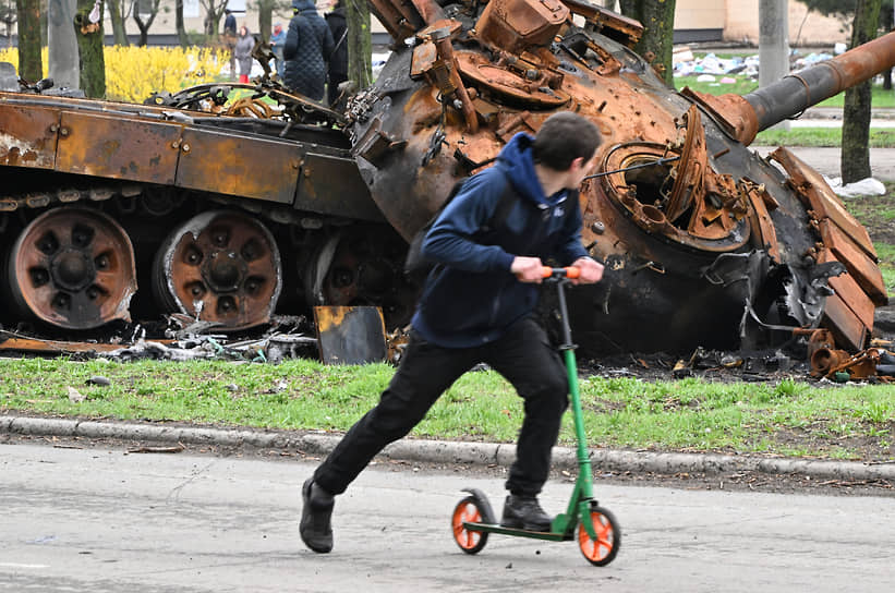 Мариуполь. Сгоревший танк на одной из улиц города