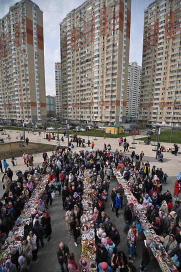 Красногорск, Московская область. Чин освящения пасхальных куличей и яиц у храма Святителя Николая Чудотворца в Павшинской пойме