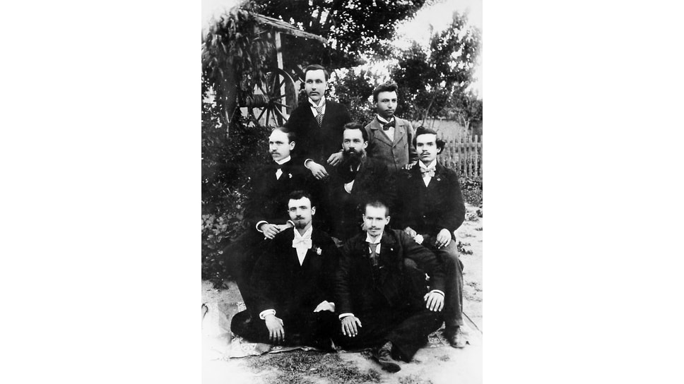 «В марте 1885 г. Благоев (на фото — в центре) был арестован и, в качестве болгарского подданного, изгнан из России»