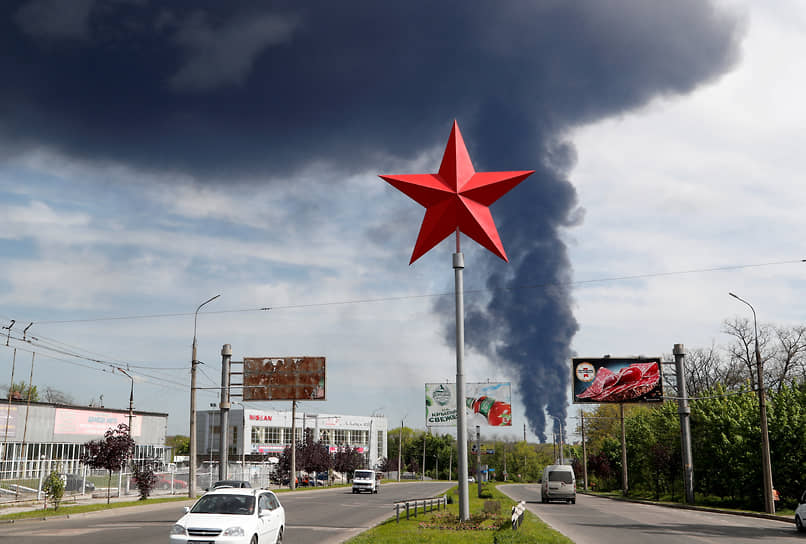 Донецк. Столбы дыма над горящим нефтехранилищем