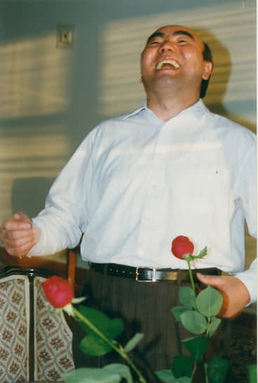 27 октября 1990 года Аскар Акаев был избран президентом Киргизской ССР, ставшей в августе 1991 Киргизской республикой. 24 марта 2005 был свергнут в результате Тюльпановой революции и бежал в Россию