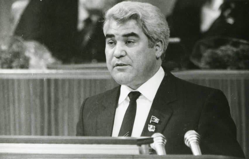 Сапармурат Ниязов был избран первым президентом Туркмении 27 октября 1991 года. С января 1990 года был председателем Верховного совета Туркменской ССР