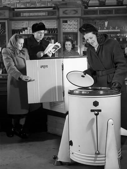 В 1950 году Рижский электромеханический завод приступил к производству первых отечественных стиральных агрегатов «ЭАЯ-2». Процесс стирки занимал 20–30 минут, на отжим отводилось от 2 до 5 минут. Устройство включалось с помощью специального рычага. Чтобы привлечь покупателей, машинка продавалась за 600 руб., хотя производителю каждый экземпляр обходился в 1,5 тыс. руб.