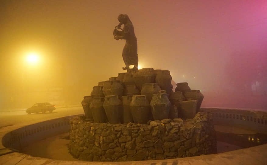 Памятник на фоне песчаной бури в Багдаде 