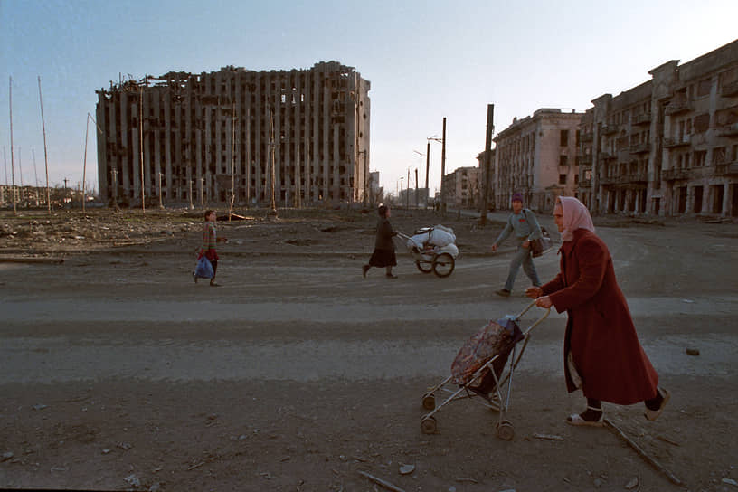 Местные жители на площади Грозного, 1995 год