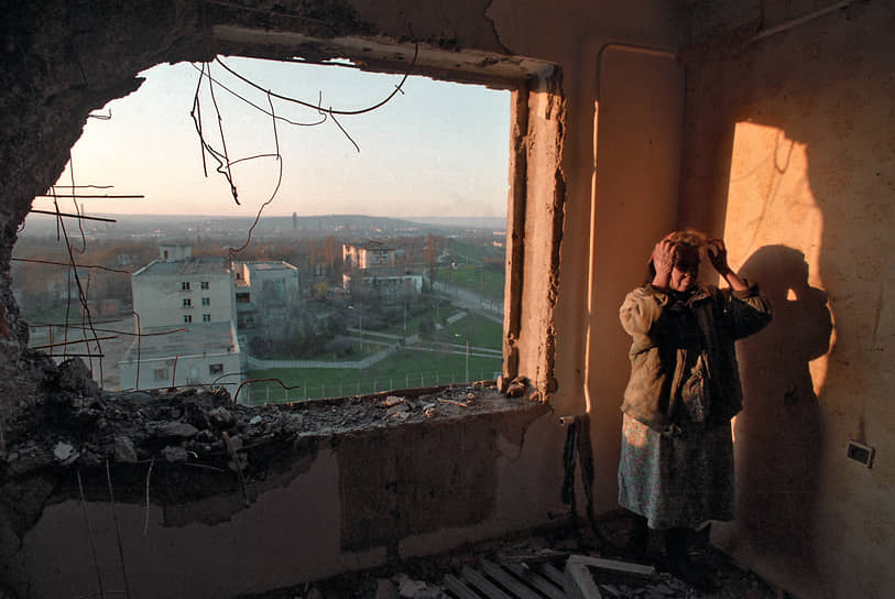 Местная жительница в своей квартире, разрушенной в результате бомбардировок Грозного, 1995 год
