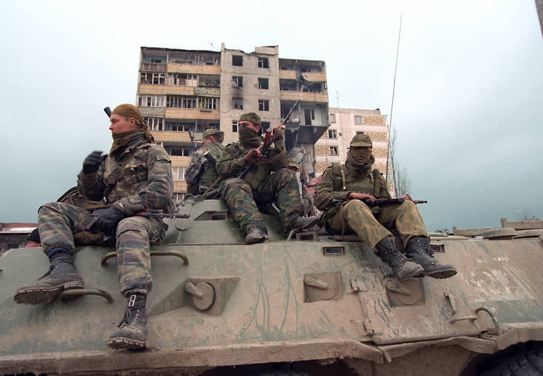 Российские военные во время патрулирования Грозного, 1996 год