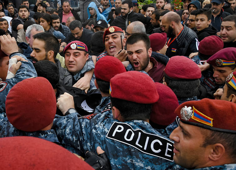Ереван. Столкновения полиции и протестующих, вышедших с требованием отставки премьер-министра Армении Никола Пашиняна