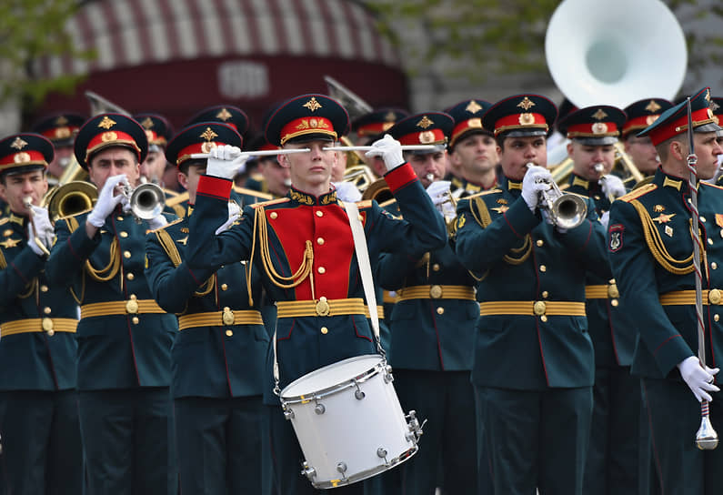 Музыканты военного оркестра на параде в Москве