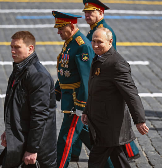 Президент России Владимир Путин (справа) и министр обороны России Сергей Шойгу (в центре)