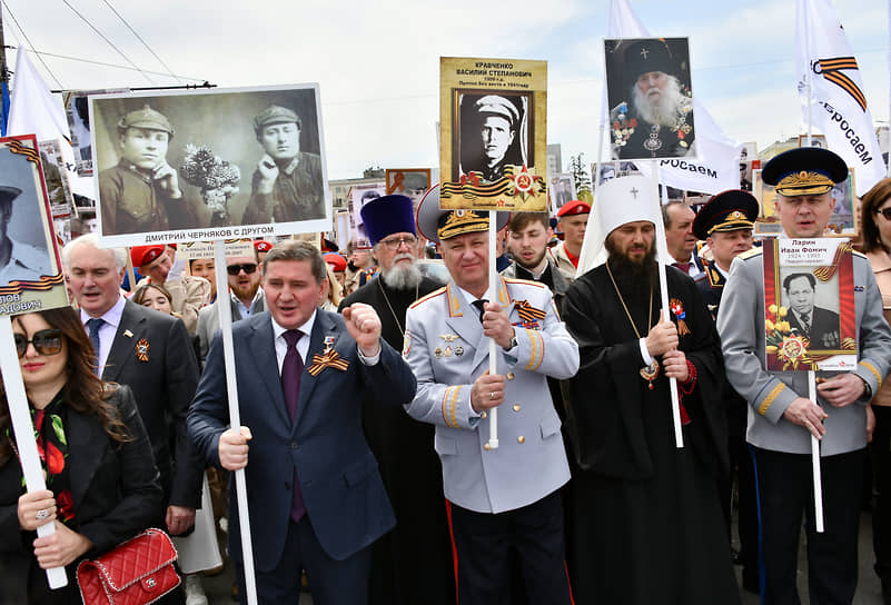 Участники акции памяти «Бессмертный полк» в Волгограде