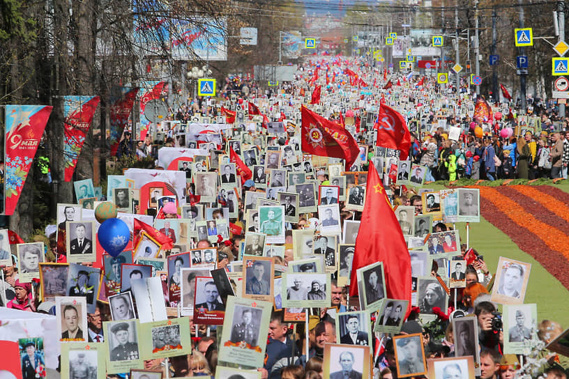 Акция памяти «Бессмертный полк» в Томске на проспекте Ленина