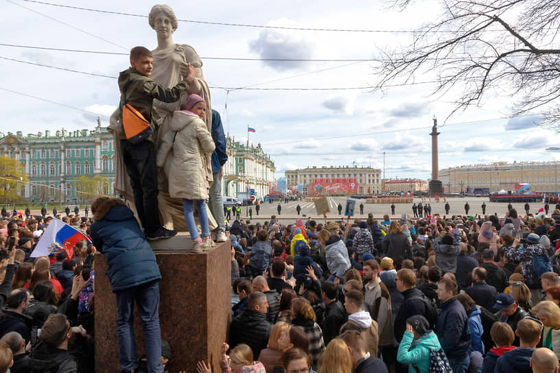 Люди смотрят парад Победы в Александровском парке в Санкт-Петербурге