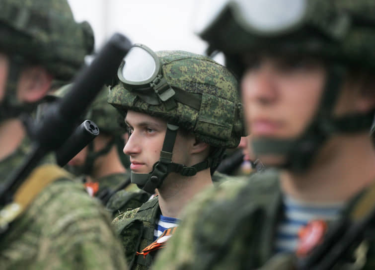 Военнослужащие во время парада в Нижнем Новгороде