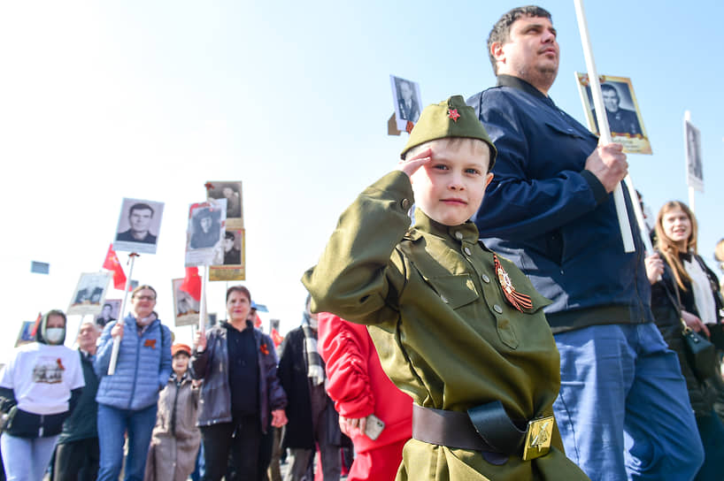 Участники акции памяти «Бессмертный полк» в Новосибирске