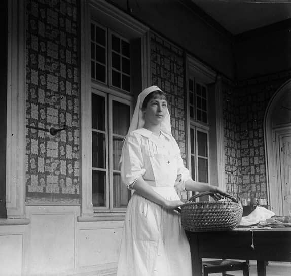 Медсестра Красного Креста в отеле «Мальта» в Тулузе, 1915 год. В годы Первой мировой войны сестры милосердия занимались не только лечением раненых, но и вели дневники умирающих солдат 