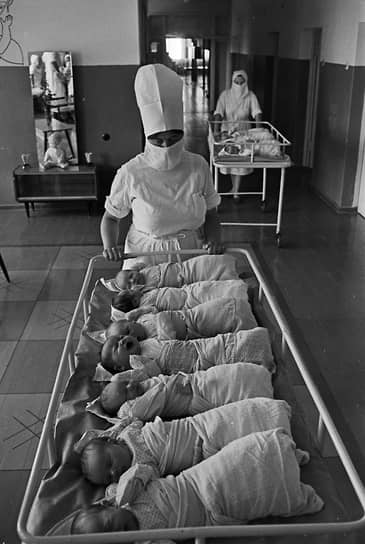 Медсестры в роддоме во время кормления новорожденных, 1972 год
