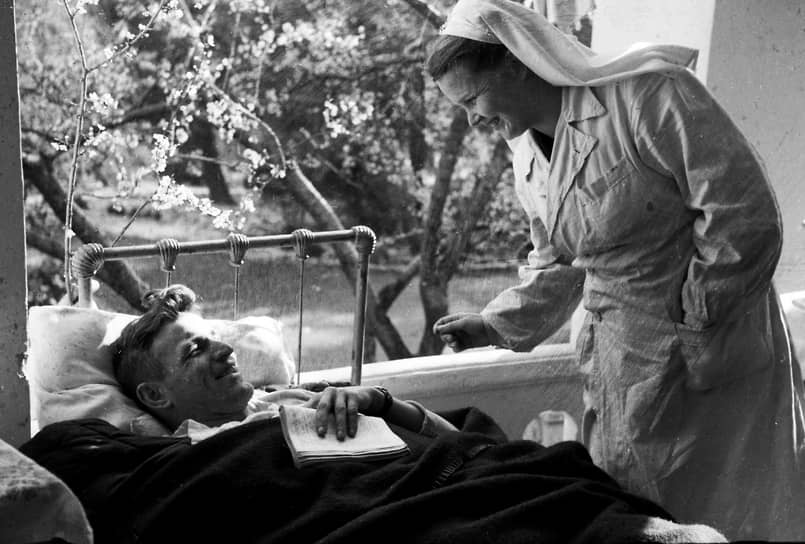 Медицинская сестра на южному берегу Крыма, 1948 год