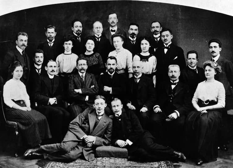 Леонид Красин (в центре) в окружении сотрудников компании Siemens, около 1909 года