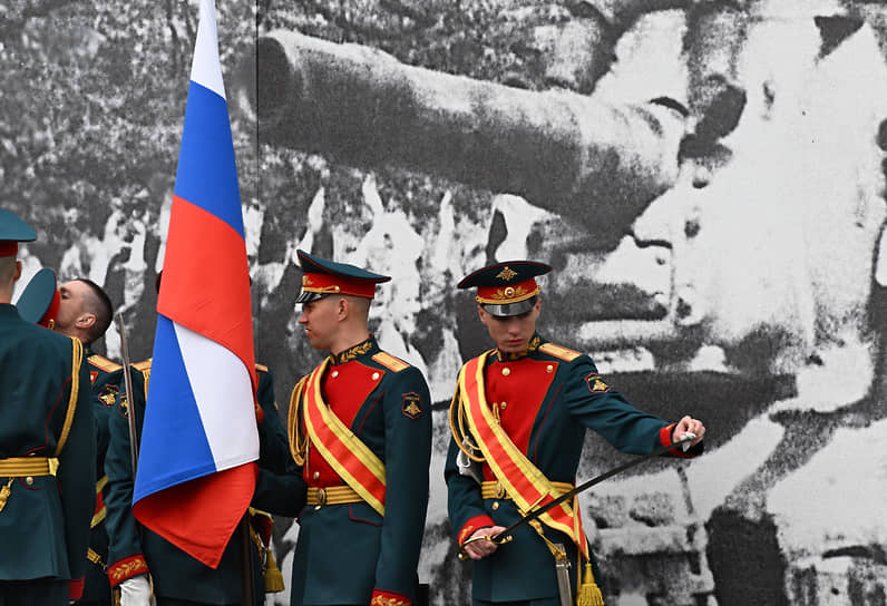 Москва. Военнослужащие знаменной группы перед началом парада
