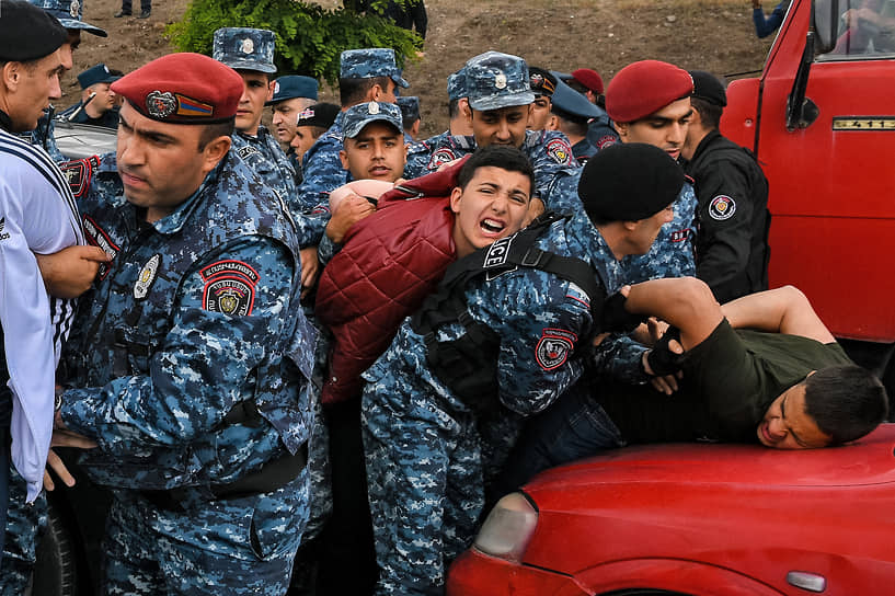 Ереван, Армения. Сотрудники полиции задерживают участников акции неповиновения