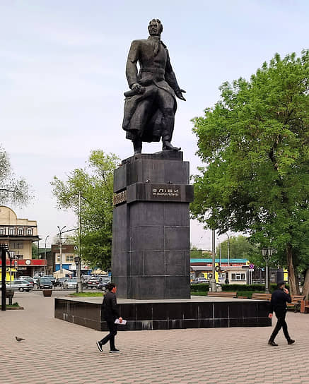 Памятник Алиби Джангильдину на площади железнодорожного вокзала «Алматы-1»